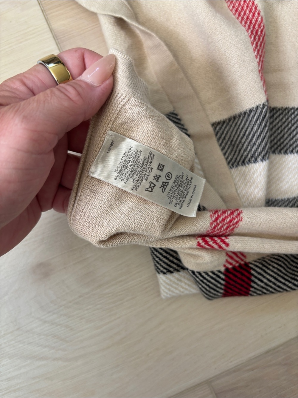 Chunky Knit Burberry Scarf - Picture 3 of 7